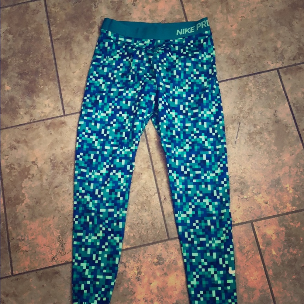 Nike workout leggings. great condition! stretchy
